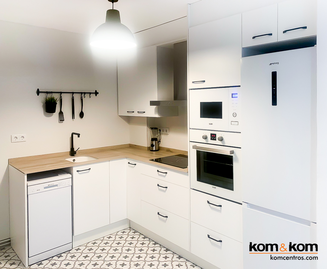 cocina blanca con electrodomésticos blancos